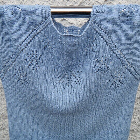 Raglan Top Snowflakes Knitting Pattern