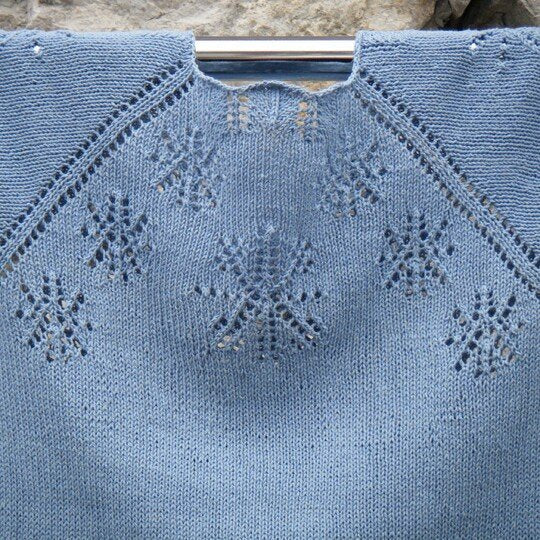 Raglan Top Snowflakes Knitting Pattern